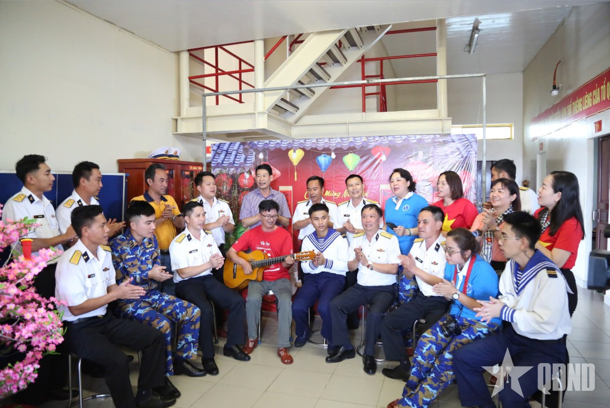 Thanh âm mùa xuân trên thềm lục địa phía Nam - Bài 1: Cây đàn ghi-ta trên tàu Trường Sa